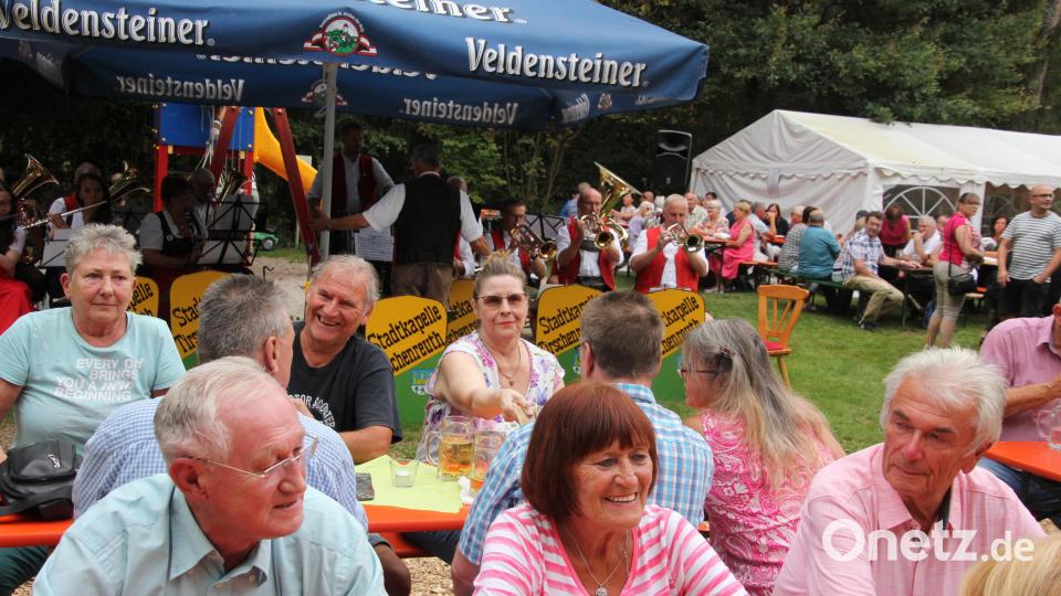 Zahlreiche Besucher lockte das vierte Weinfest des Oberpfälzer Waldvereins in Tirschenreuth an. Bild: kro