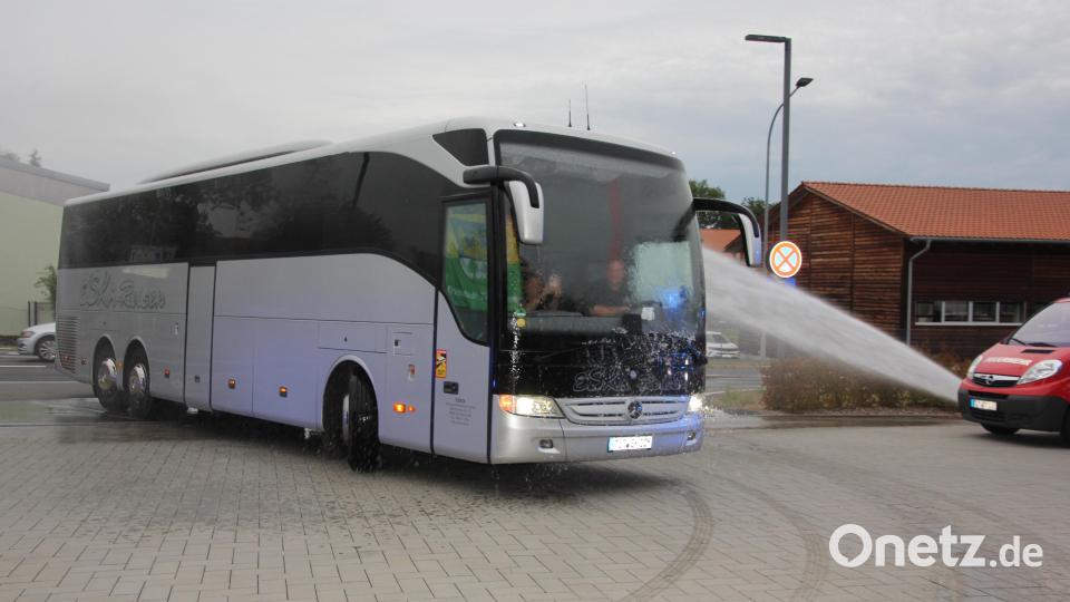 Mit einer Wasserdusche wurde der Bus auf dem Feuerwehrgelände willkommen geheißen. Bild: kro