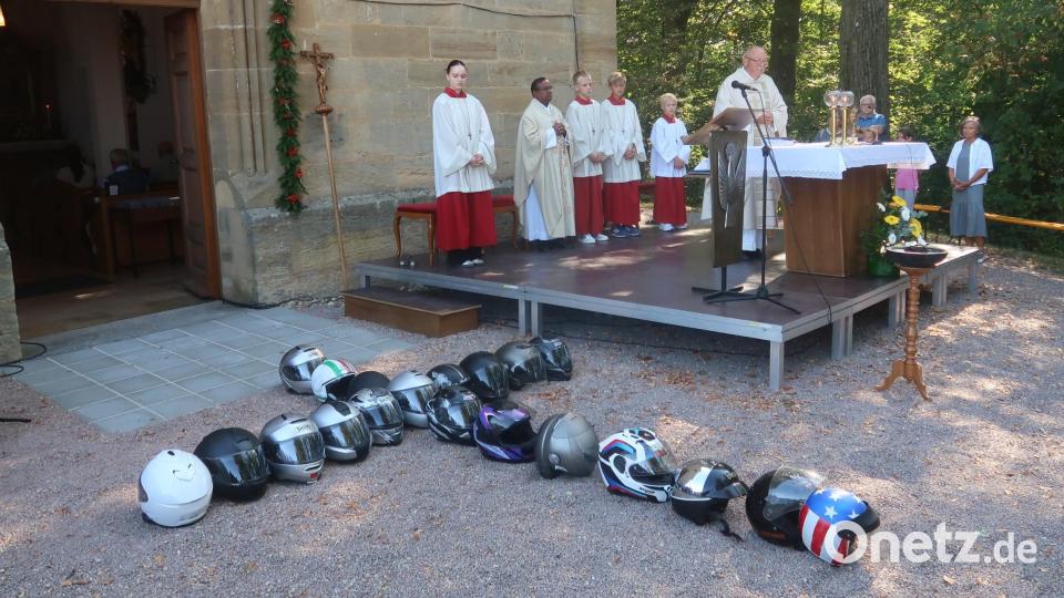 Die Biker formten mit ihren Helmen ein Kreuzzeichen neben dem Altar. Pfarrer Andreas Giehrl segnete die Motorradfahrer und ihre Maschinen. Bild: rha