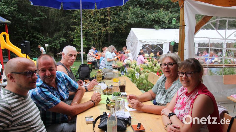Teilweise gab es keine freien Plätze mehr beim Weinfest rund um das OWV-Heim. Bild: kro