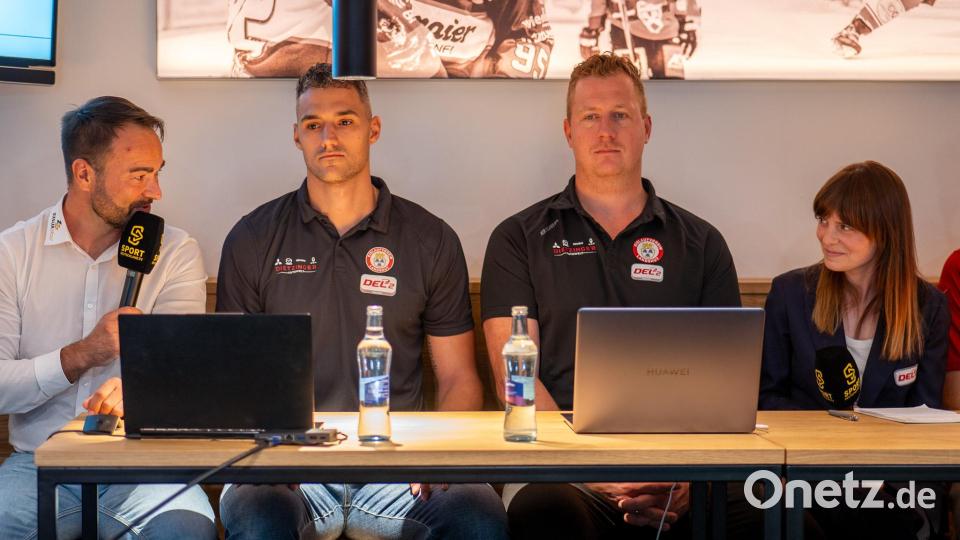 Geschäftsführer Franz Vodermeier, Trainer Sebastian Buchwieser und der derzeit verletzte Stürmer Vincent Schlenker waren bei der offiziellen Pressekonferenz zur Saisoneröffnung der DEL2 in Regensburg zu Gast. Bild: Christian Kaminsky
