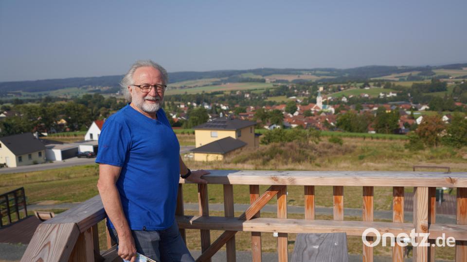 Josef Forster am Aussichtsturm (Motte) mit Blick über Waldthurn Bild: fvo