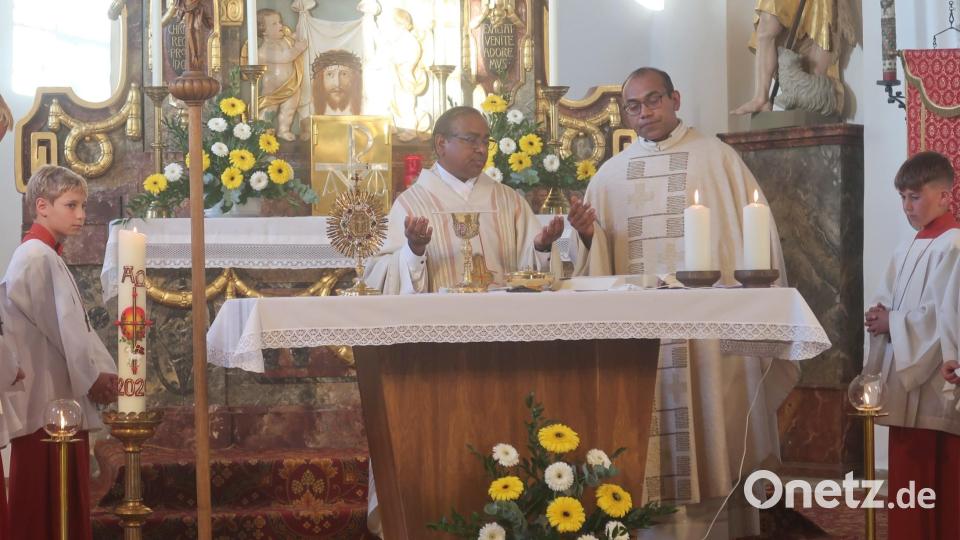 Den Eröffnungsgottesdienst zelebriert der neue Vilsecker Stadtpfarrer Hrudaya Madanu (links) mit Pater Jimmy Joseph in der festlich geschmückten Bergkirche. Bild: rha