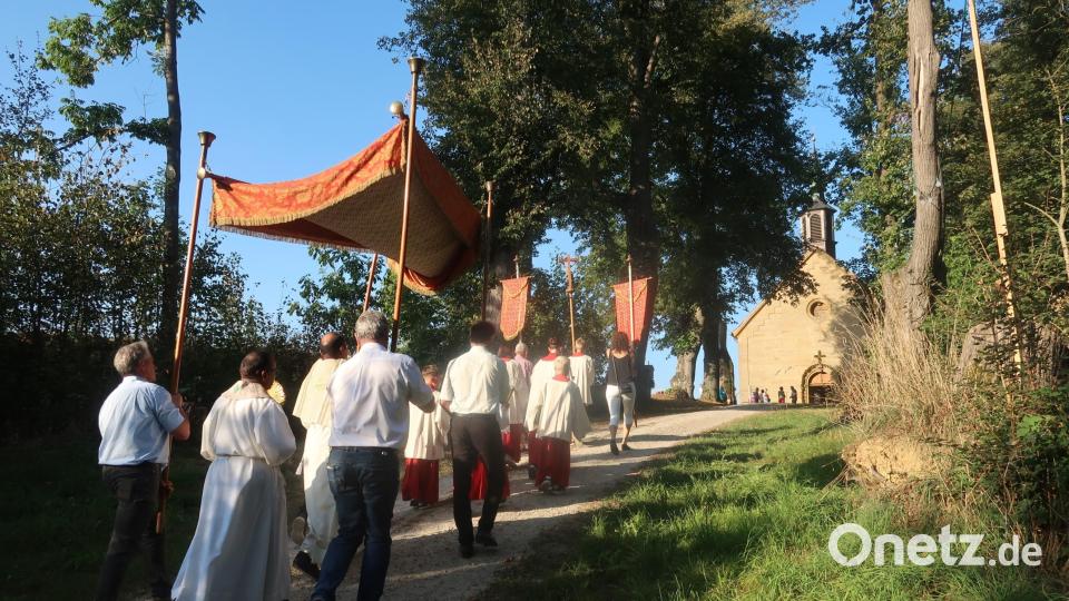 Zum Bergfest-Auftakt brachten Pfarrer Madanu und Pater Jimmy Joseph das Allerheiligste in einer eucharistischen Prozession zur Bergkirche. Bild: rha