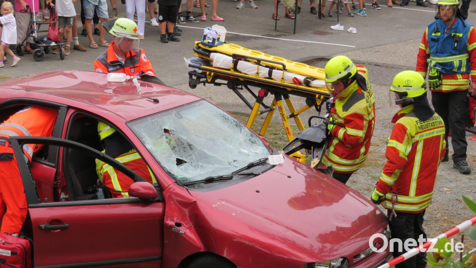 Mit viel Routine bewältigten die Ehrenamtlichen Schauübung beim Wachfest der Feuerwehr. Bild: adj