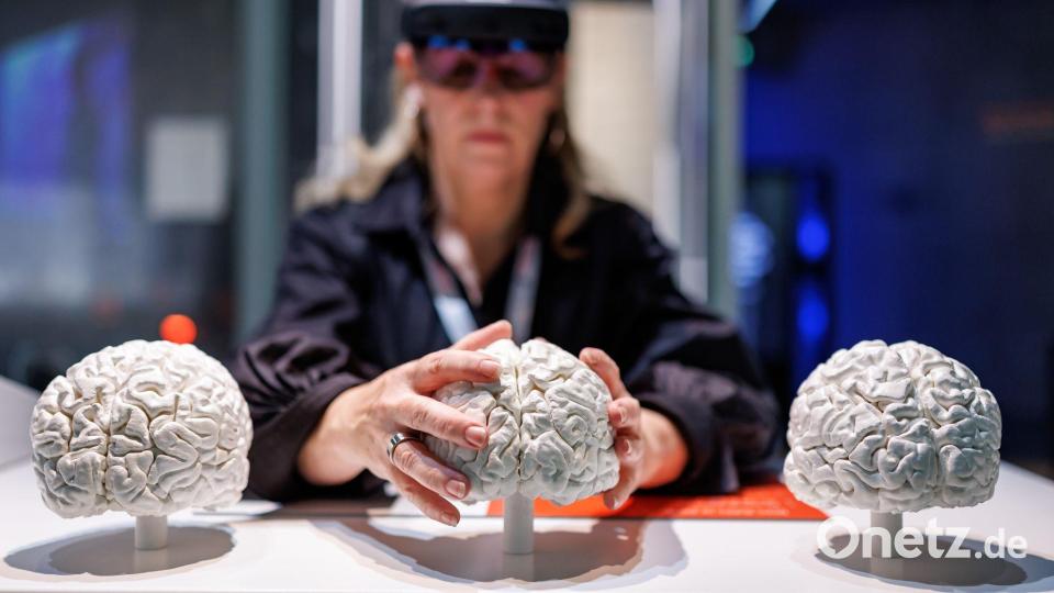 Mit einer Augmented-Reality-Brille werden blinde und sehbehinderte Menschen durch die Ausstellung geleitet. Bild: Daniel Karmann/dpa