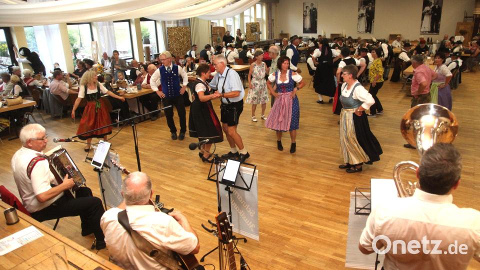 Die Miesbergler feierten bei einem Brauchtumsabend in der Miesberggaststätte das 75-jährige Bestehen und tanzten zur Musik von Michael, Hubert und Anderl. Bild: Hirsch