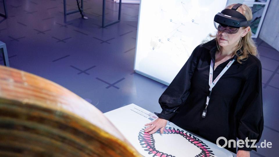 Mit einer Augmented-Reality-Brille werden blinde und sehbehinderte Menschen durch die Ausstellung geleitet. Bild: Daniel Karmann/dpa