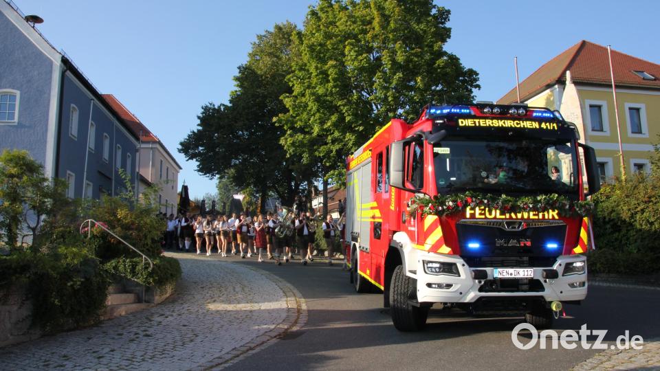 Ein langer Festzug folgt dem neuen Löschfahrzeug durch den Ort vom „Plo“ bis zur Schule, wo die weltliche Feier folgte. Bild: Jasmin Gassner