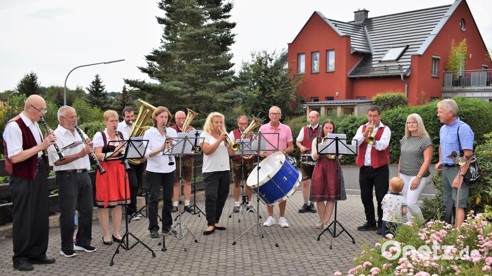 Eine Abordnung der Grafenwöhrer Stadtkapelle unter der Leitung von Hans Rettinger gratulieren Reinhold Müller (mit Trommel) zum 80. Geburtstag. Bild: rgr