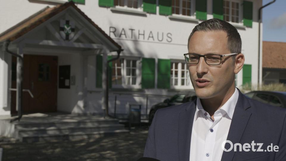 Dutzende Störche im Ortsteil Mindersdorf machen dem Bürgermeister zu schaffen. Archivbild: David Pichler/dpa