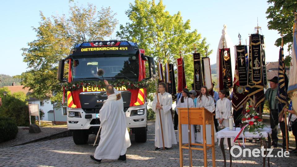 Pfarrer Markus Urban segnet das neue Löschfahrzeug der Feuerwehr Dieterskirchen. Bild: Jasmin Gassner
