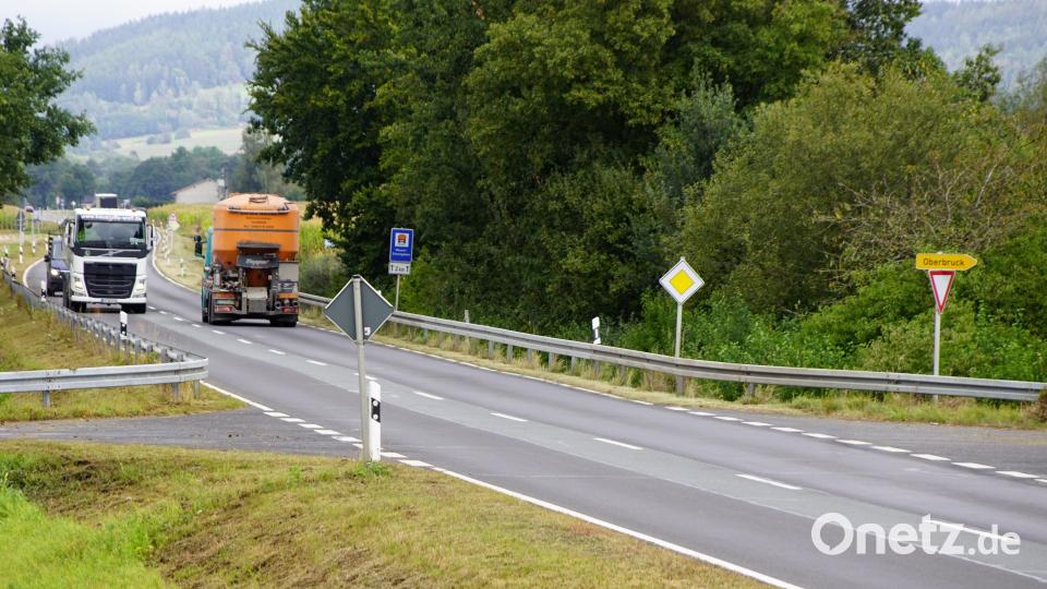 Schwerlastverkehr rollt über die Staatsstraße 2177. Spurrillen markieren die Fahrbahn. Der Verkehr wird während der Sperre über Kulmain umgeleitet werden. Bild: bkr