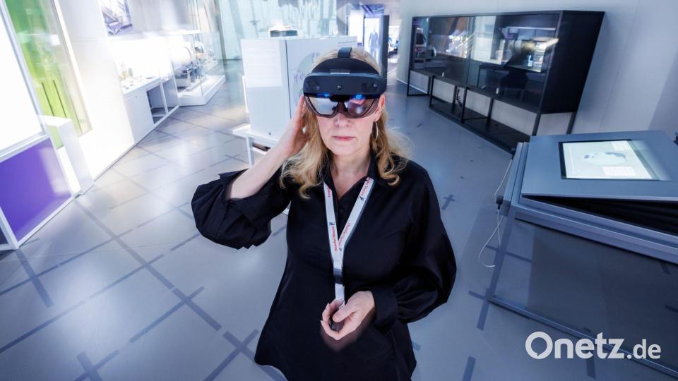 Mit einer Augmented-Reality-Brille werden blinde und sehbehinderte Menschen durch die Ausstellung geleitet. Bild: Daniel Karmann/dpa
