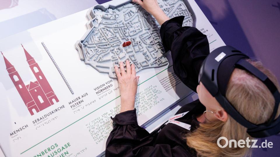 Mit einer Augmented-Reality-Brille werden blinde und sehbehinderte Menschen durch die Ausstellung geleitet. Bild: Daniel Karmann/dpa