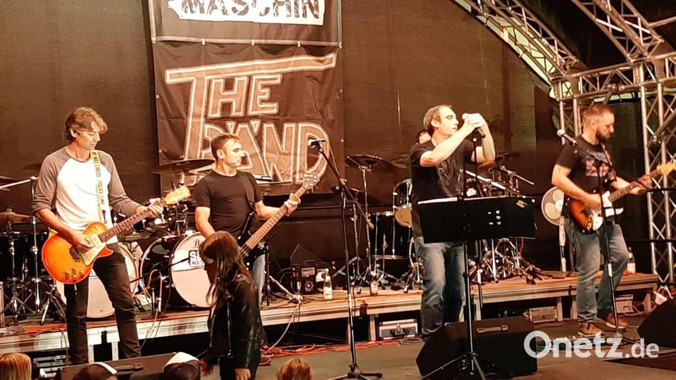 &quot;The Bänd&quot; heizt den Besuchern der Rockserenade mit bekannten Hardrock-Songs ein. Bild: amö