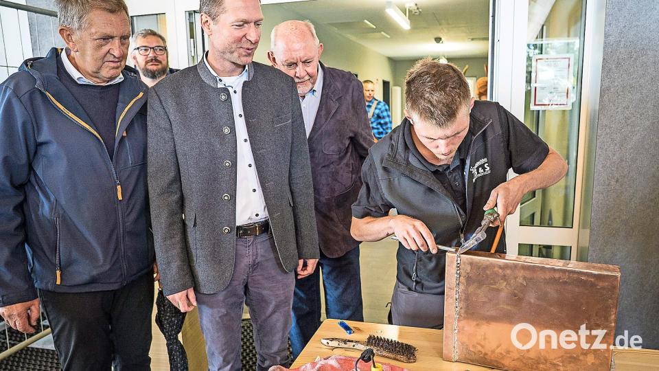 Da schauen Hermann Hübner, Florian Wiedemann und Berthold Just (von links) genau hin, wie Nico Bauernfeind die Kapsel verlötet. Bild: Eric Waha/fph