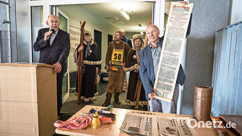 Historischer Moment mit Geschichte auf der handgeschriebenen Rolle: Berthold Just (links) erläutert, was in der Zeitkapsel war. Neben zwei Kurier-Ausgaben vom 9. September 1968 ist Geld drin – und die Seilbahn-Geschichte, die Reinhard Pichl präsentiert. Bild: Eric Waha/fph