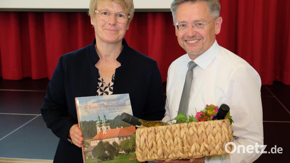 Der Konjunkturprognose zum Trotz ließ das Kärbchen mit Oberpfälzer Schmankerln, das Vorsitzender Tobias Reiß der Wirtschaftsweisen aus der Frankenmetropole überreichte, die gute Stimmung stehen. Bild: do