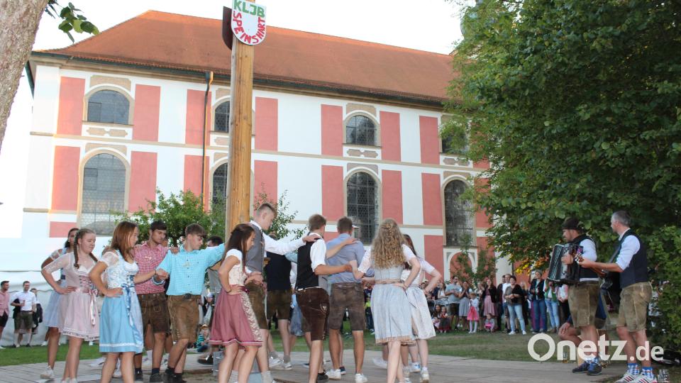 Auch das Austanzen rund um den Kirwa-Baum muss gelernt sein. Bild: do