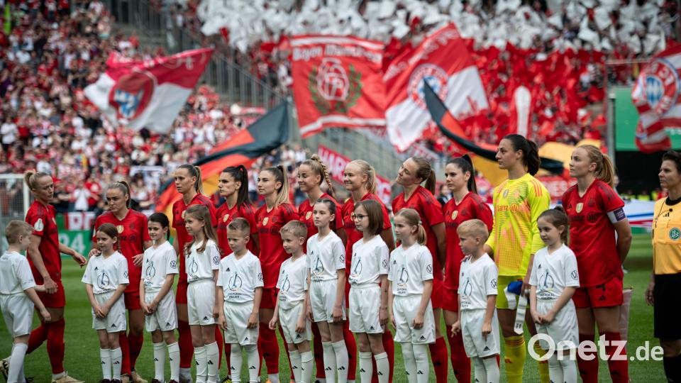 Die Spielerinnen des FC Bayern München vor dem DFB-Pokal-Finale 2024. Bild: Fabian Strauch