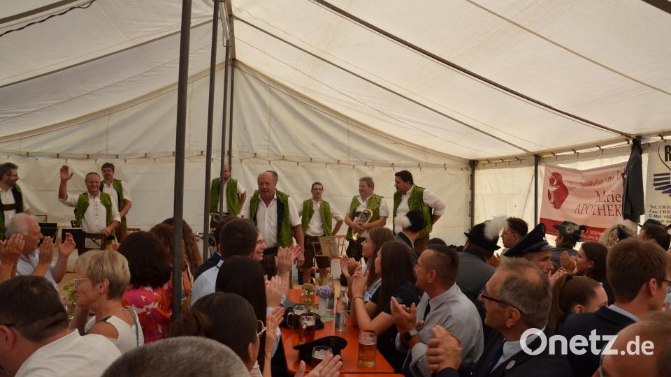 Auch der Chef der Schlossberger, Albert Grießl, gratulierte den Jubelverein. Bild: gi