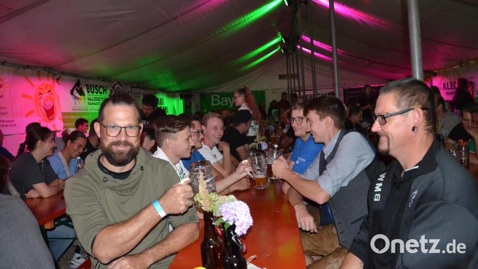 Mit einem Sommernachtsfest wurde der Auftakt zum 40jährigen Gründungsjubiläum der KLJB gemacht im Festzelt im Anwesen Feneis in Tröbes gemacht.. Bild: gi