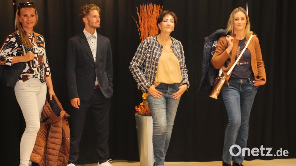 Vier Models präsentierten die neueste Herbstmode. Bild: kro