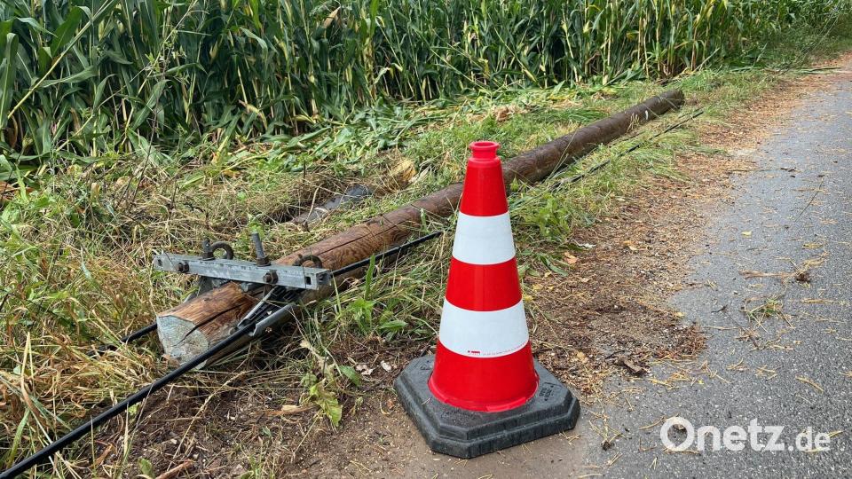 Der Telefonmast stürzt durch den Unfall zu Boden. Bild: Gabi Schönberger