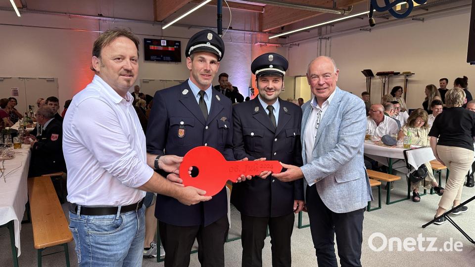 Symbolische Schlüsselübergabe von Bürgermeister Roland Strehl (rechts) und Architekten Thomas Hollweck (links) an die beiden Kommandanten 2. Kommandant Matthias Wiendl und 1. Kommandant Martin Pechtl (2.v.l. und 3.v.l.) Bild: egl