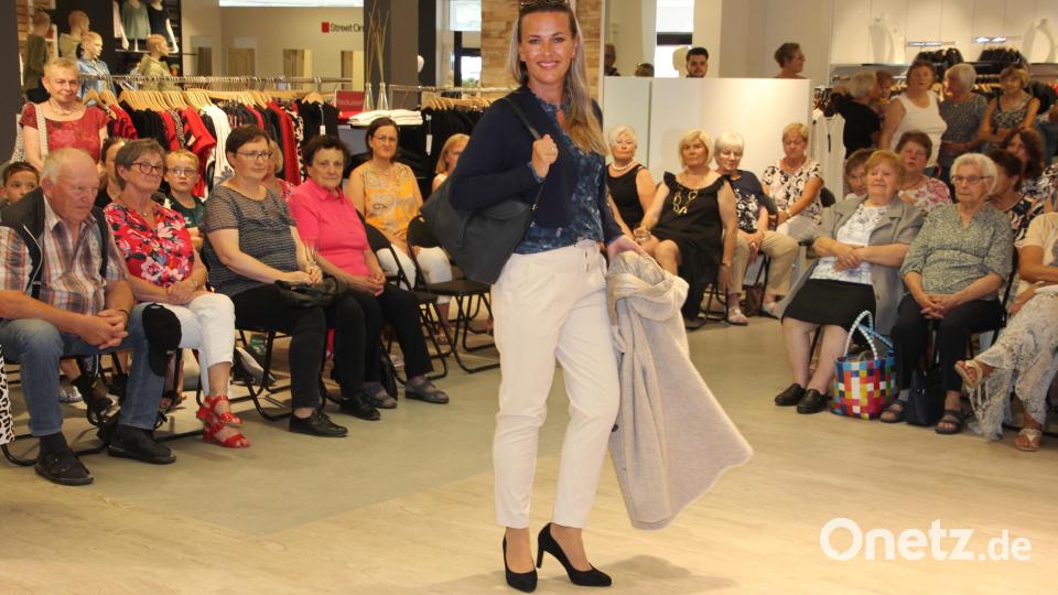 Mit Eleganz in den anstehenden Herbst und Winter. Die Modenschau bei Jäger & Turba führte den Besucherinnen und Besuchern die aktuellsten Trends vor Augen. Bild: kro