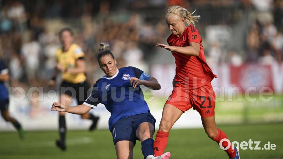 Pernille Harder (l) im Zweikampf mit der Potsdamerin Jennifer Cramer. Bild: Sebastian Christoph Gollnow