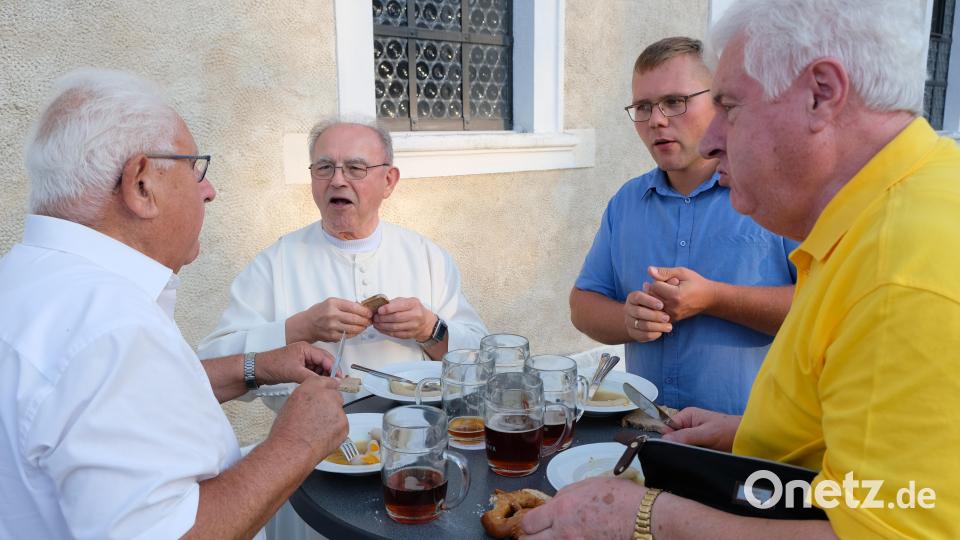 Auf Einladung des Fördervereins genoss das Publikum im Haus der Dorfkultur und auf dem Vorplatz der Wieskapelle zwischen Festvortrag und Abendkonzert die sauren Zipfel. Bild: do