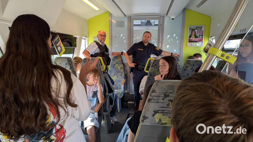 Die Schülerinnen und Schüler haben auch in einem Regionalzug mögliche Szenarien trainiert. Bild: Bundespolizei Waidhaus