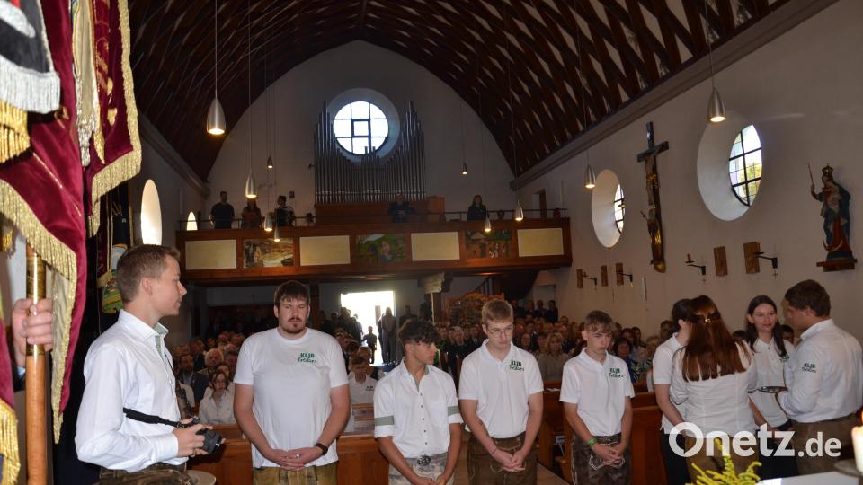 Sechs neue Mitglieder ließen sich beim Festgottesdienst in die KLJB Tröbes aufnehmen. Bild: gi