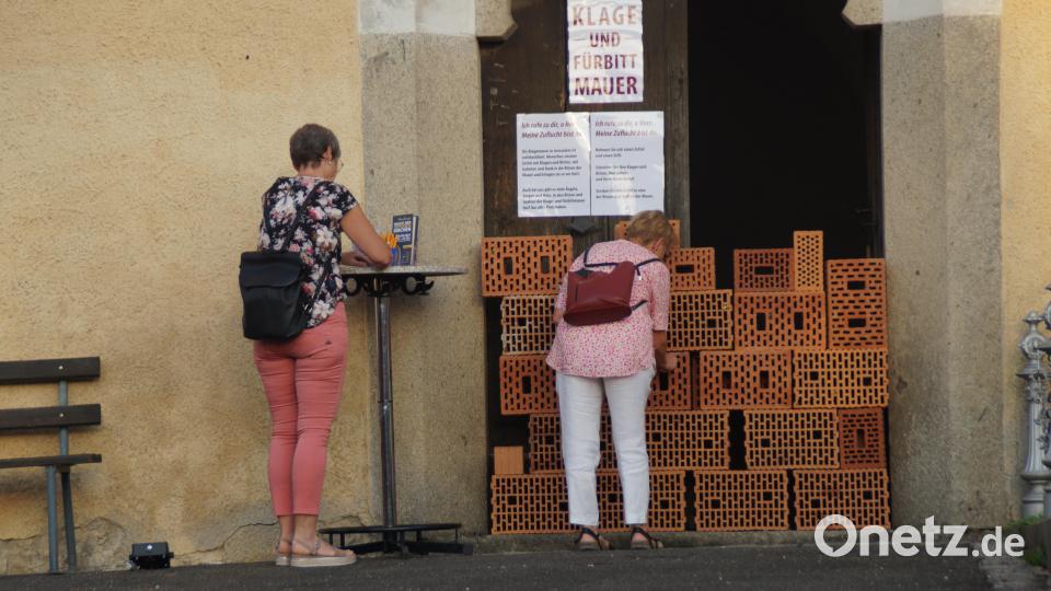 Am Portal der Friedhofskirche war eine Klage- und Fürbittmauer errichtet worden, in die Zettel mit Ängsten, Sorgen und Nöten gesteckt werden konnten. Bild: wel