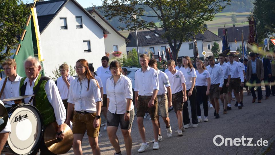 Eingereiht in den Kirchenzug hatte sich auch der Jubelverein die KLJB Tröbes hinter den Schlossbergern aus Eslarn. Bild: gi