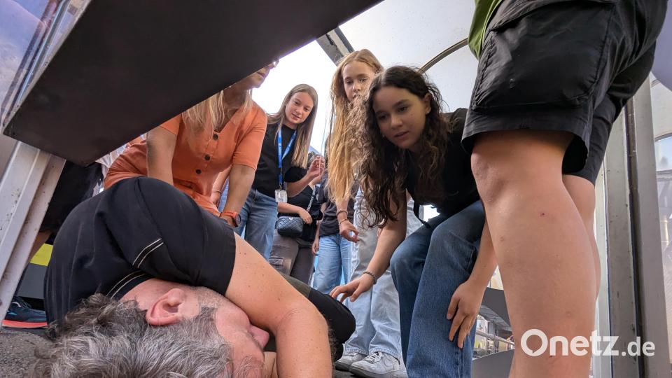 Die Schülerinnen und Schüler haben bei der Abschlussprüfung als &quot;Schoolguard&quot; mögliche Szenarien eines Streits, der eskaliert, trainiert. Bild: Bundespolizei Waidhaus