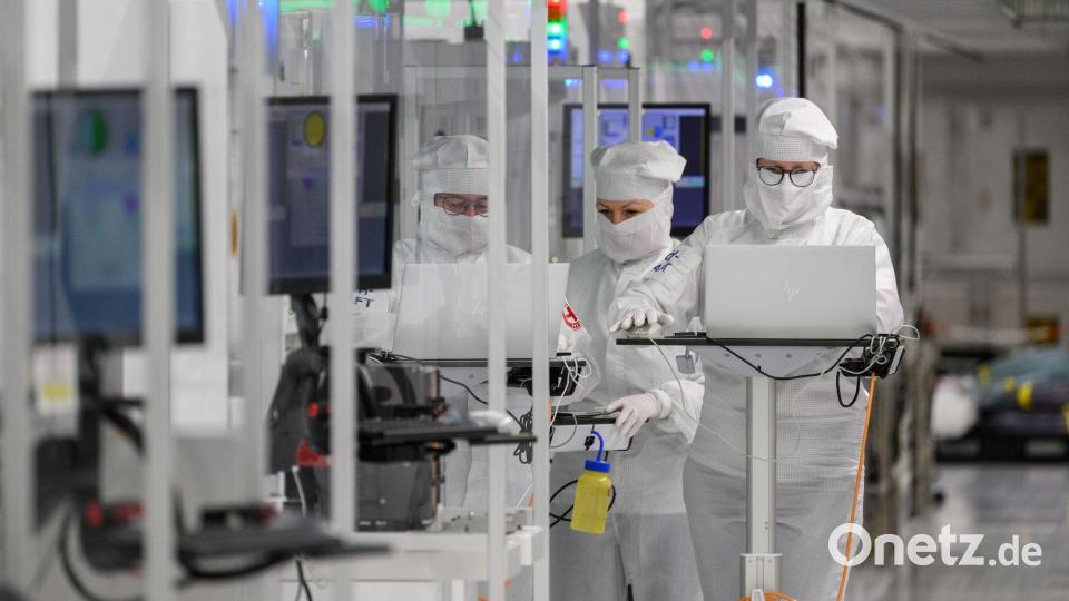 Infineon Mitarbeiter in eine Reinraum. Dem Konzern aus Neubiberg bei München ist ein Durchbruch bei Galliumnitrid gelungen. Bild: Robert Michael/dpa