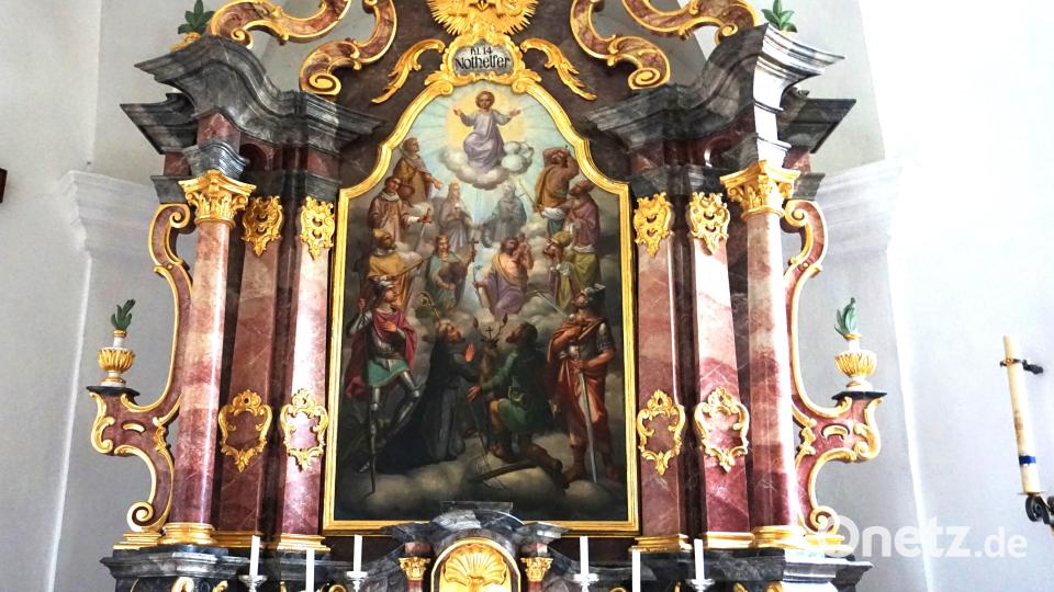 Das Bild des Hauptaltars in der Wallfahrtskirche zeigt die Anbetung des Juseskindes durch die 14 Nothelfer. Bild: tra