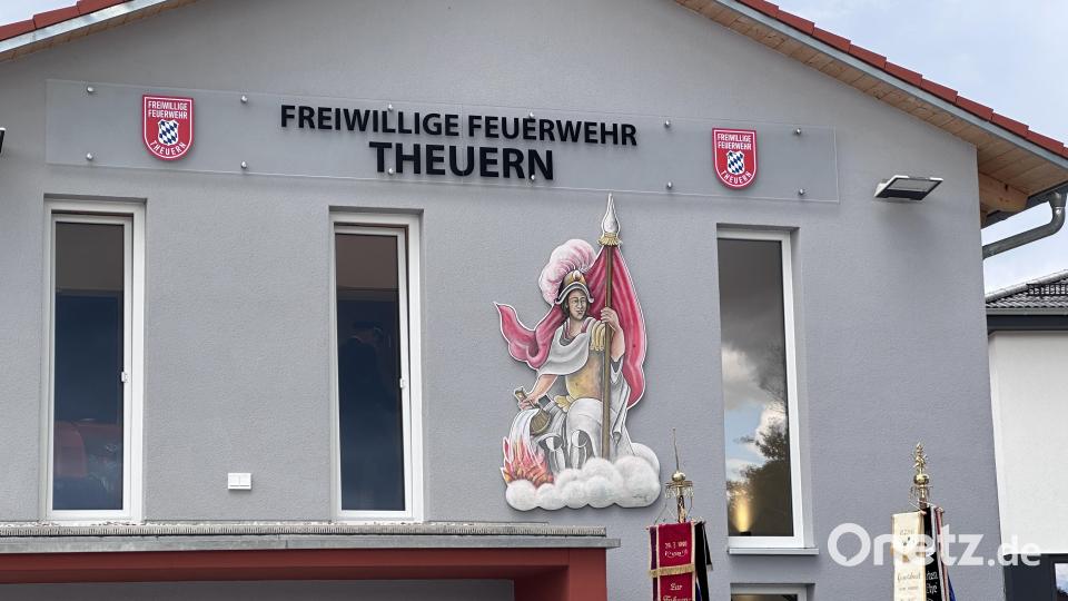 Die Gemeinde Kümmersbruck schenkt der Feuerwehr Theuern einen handgemalten Florian, der vor dem Gottesdienst enthüllt wird. Bild: egl