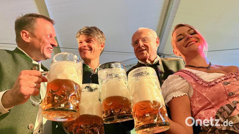 Dieses Jahr beliefert erstmal die Kemnather Klosterbrauerei das Volksfest. Bild: Gabi Schönberger