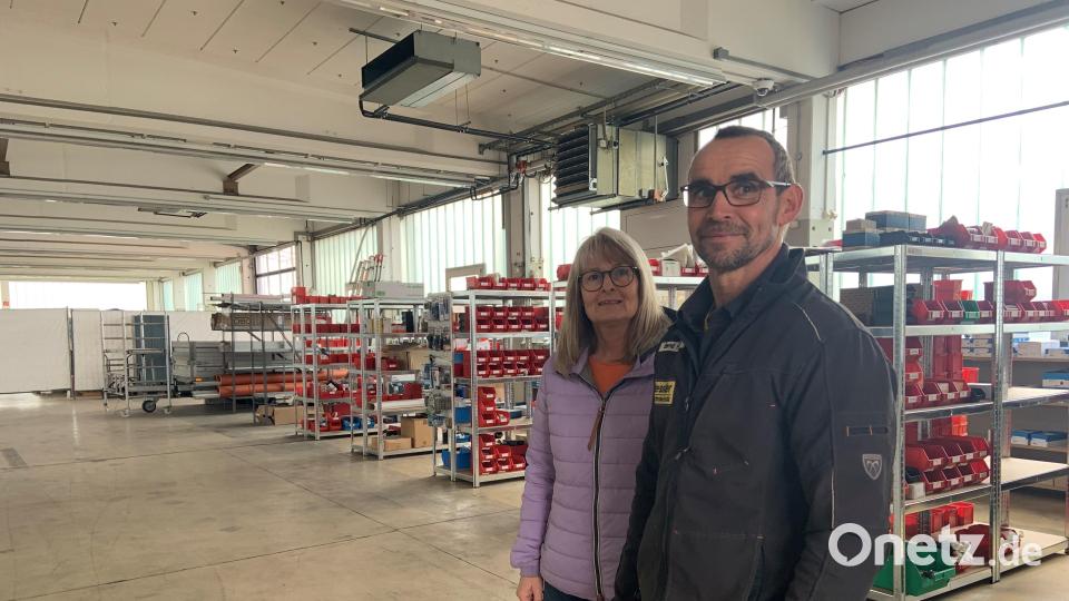 Anita und Bernd Heßler in der neu angemieteten Halle in Grafenwöhr. Hier gibt es viel Stauraum für Kabel und Co. Nur eine Küche zum Kochen fehlt. Bild: Stefanie Roth