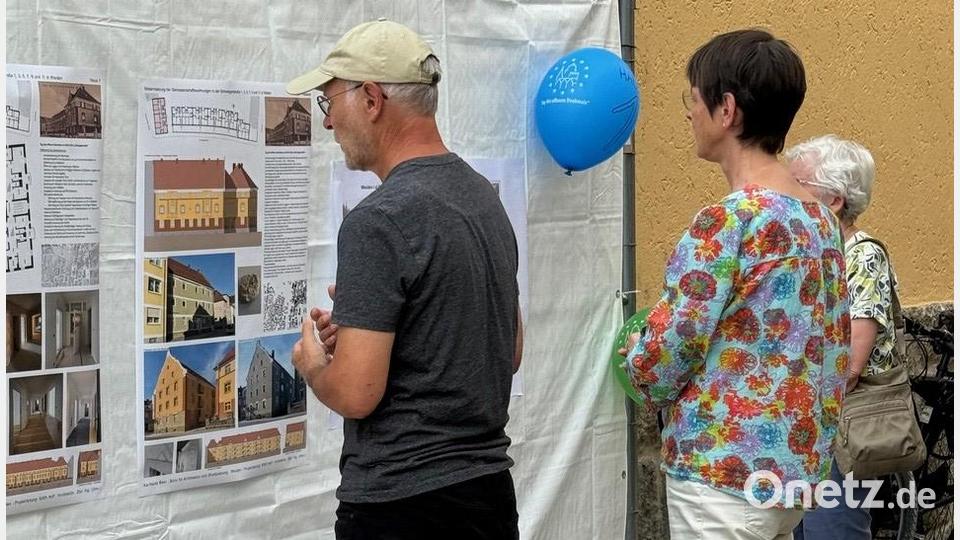 Schautafeln zeigen das Sanierungsprojekt. Bild: Architekturbüro Beer, Weiden