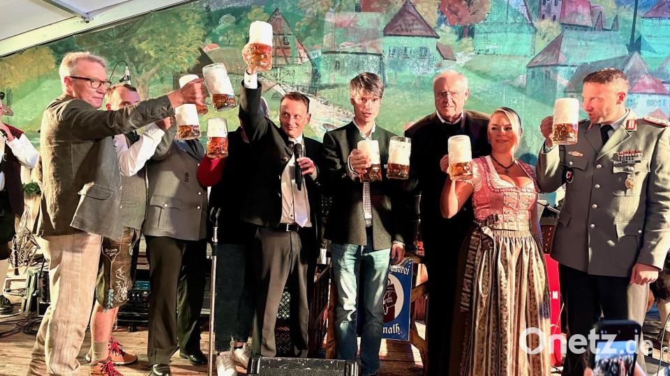 Mit einem Prosit wurde das Fest eingeleitet. Bild: Gabi Schönberger