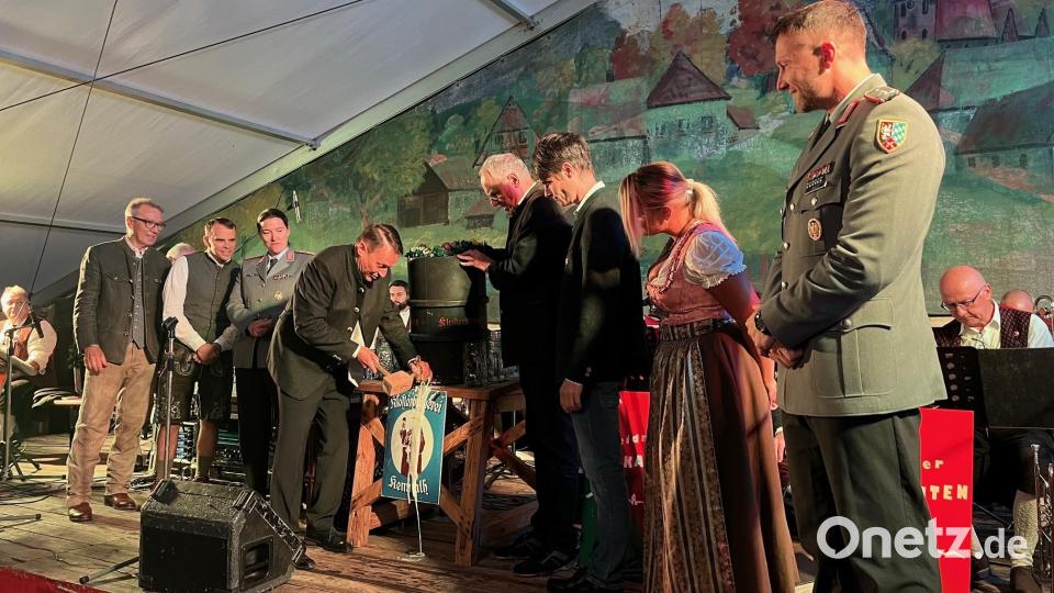 Oberbürgermeister Jens Meyer beim Anstich für das Volksfest Weiden. Bild: Gabi Schönberger