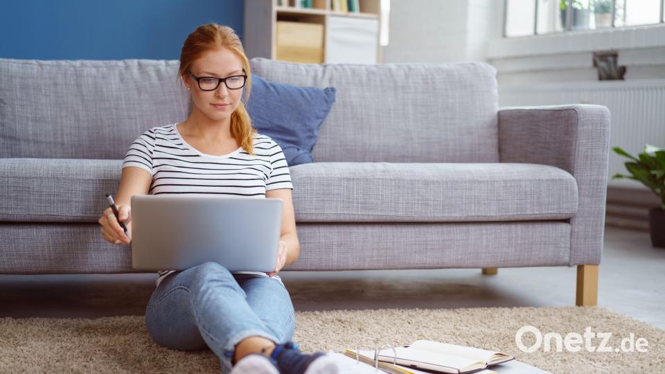 Mit dem Start von Ausbildung oder Studium beginnt auch die eigene Verantwortung für den Versicherungsschutz. Symbolbild:  contrastwerkstatt – stock.adobe.com