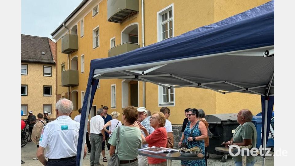 Das Interesse zum Tag des offenen Denkmals ist groß. Jeder will einen Blick in die sanierten Wohnungen des Schweigerblocks werfen. Bild: Architekturbüro Beer, Weiden