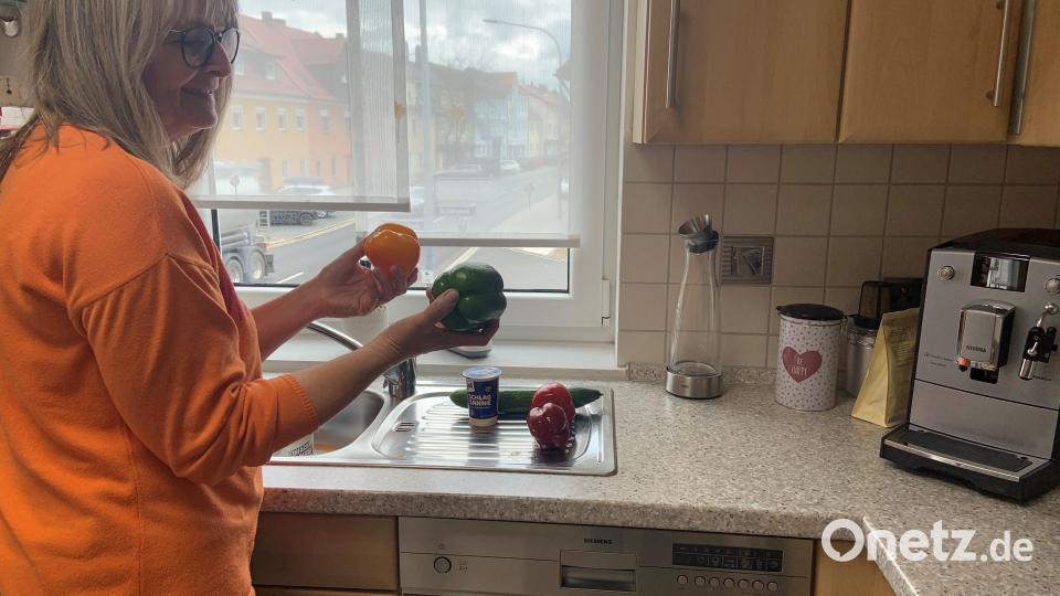 Anita Heßler kocht seit jeher in der Firmenküche im ersten Stock oberhalb des Ladengeschäfts in Grafenwöhr für ihren Mann und alle Mitarbeiter. Bild: Stefanie Roth
