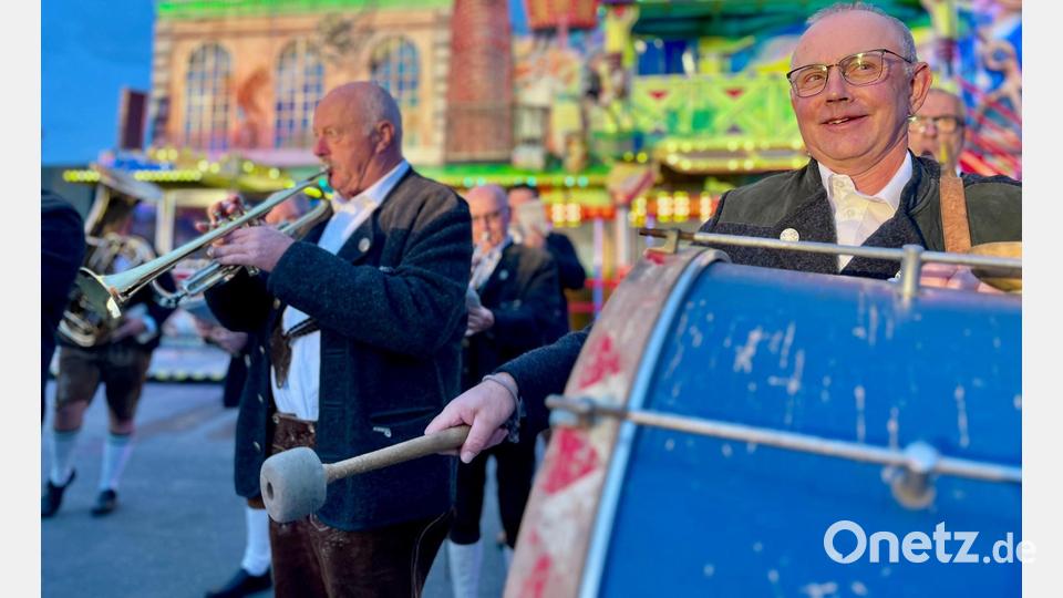 Der Festzug führte von der Hammerweg-Schule bis zum Festzelt. Bild: Gabi Schönberger